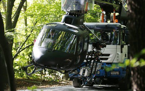 Ve mu filmu zřejmě půjde o život, ve skutečnosti je ale jeho helikoptéra zavěšená na autojeřábu metr nad zemí.