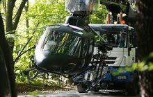 Cruise opět pokouší osud: Helikoptérou skrz les!