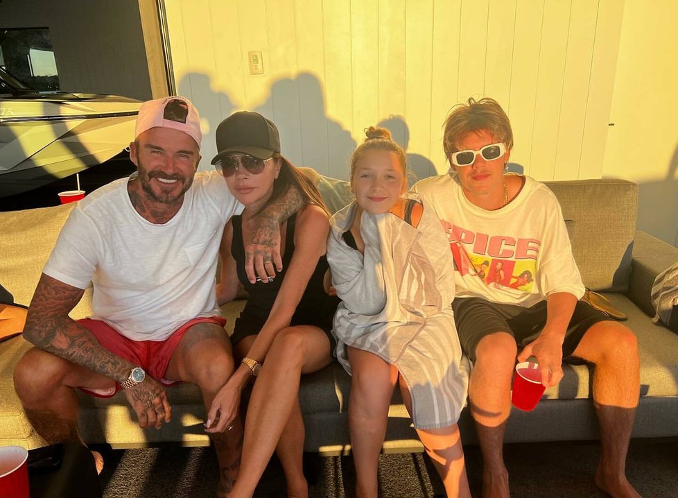 Cruz Beckham s rodiči a sestrou Harper