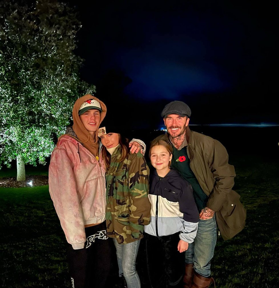 Cruz Beckham s rodiči a sestrou Harper