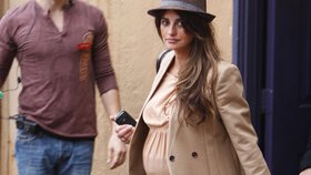 Penélope Cruz ukázala bříško.