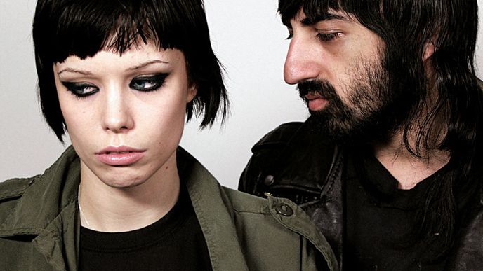 Používá Alice Glass (vlevo) stejné oční stíny jako Robert Smith?