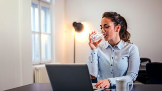 Pitný režim v práci? V kancelářích přibývají praktické watercoolery