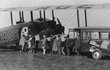1925 První dvoumotorový stroj ČSA Farman F.62 Goliath a autobus, který přepravoval cestující do Kbel z centra Prahy.