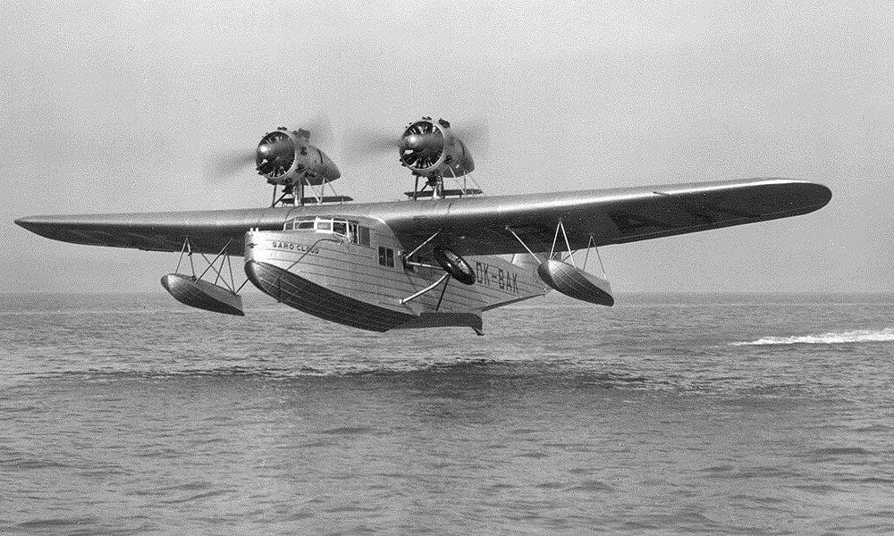 1934 Historicky jediný obojživelný letoun ČSA Saunders Roe A.19 Cloud dopravoval turisty mezi jugoslávskými letovisky.