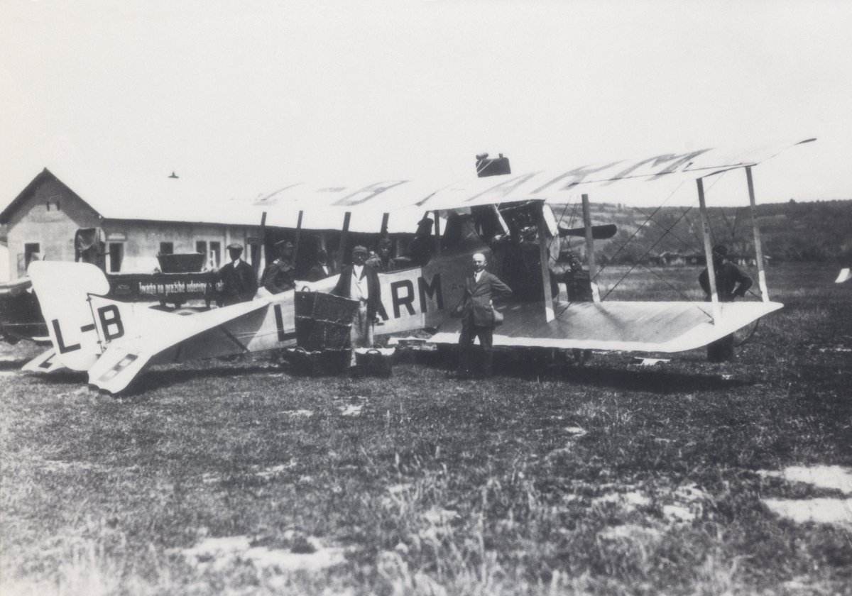 1934 Historicky jediný obojživelný letoun ČSA Saunders Roe A.19 Cloud dopravoval turisty mezi jugoslávskými letovisky.