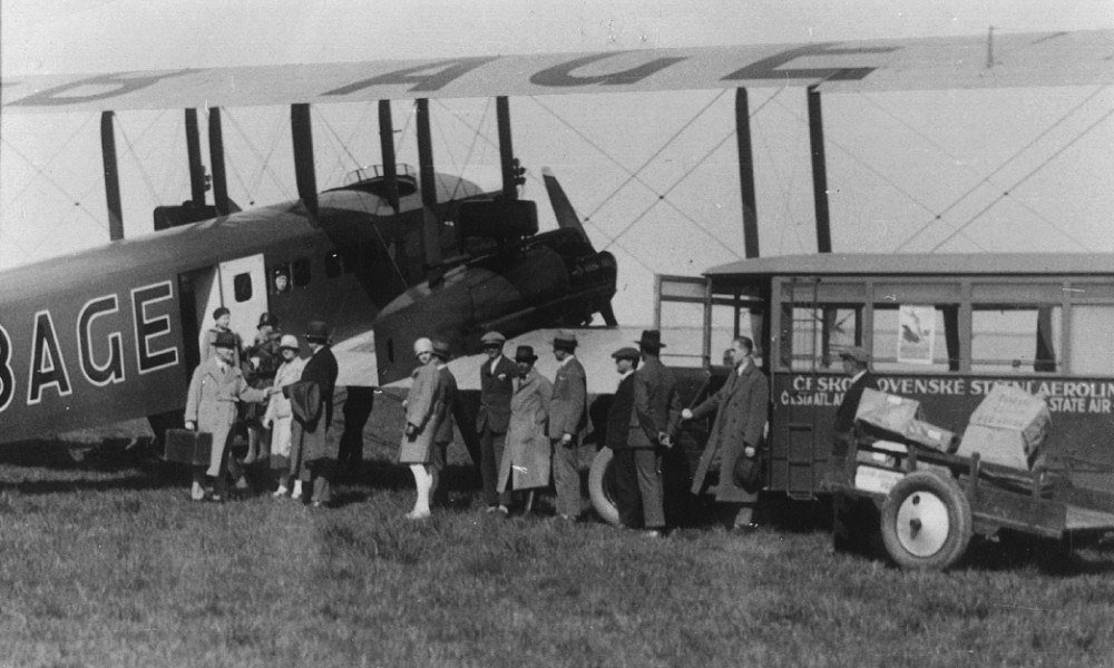 1925 První dvoumotorový stroj ČSA Farman F.62 Goliath a autobus, který přepravoval cestující do Kbel z centra Prahy.