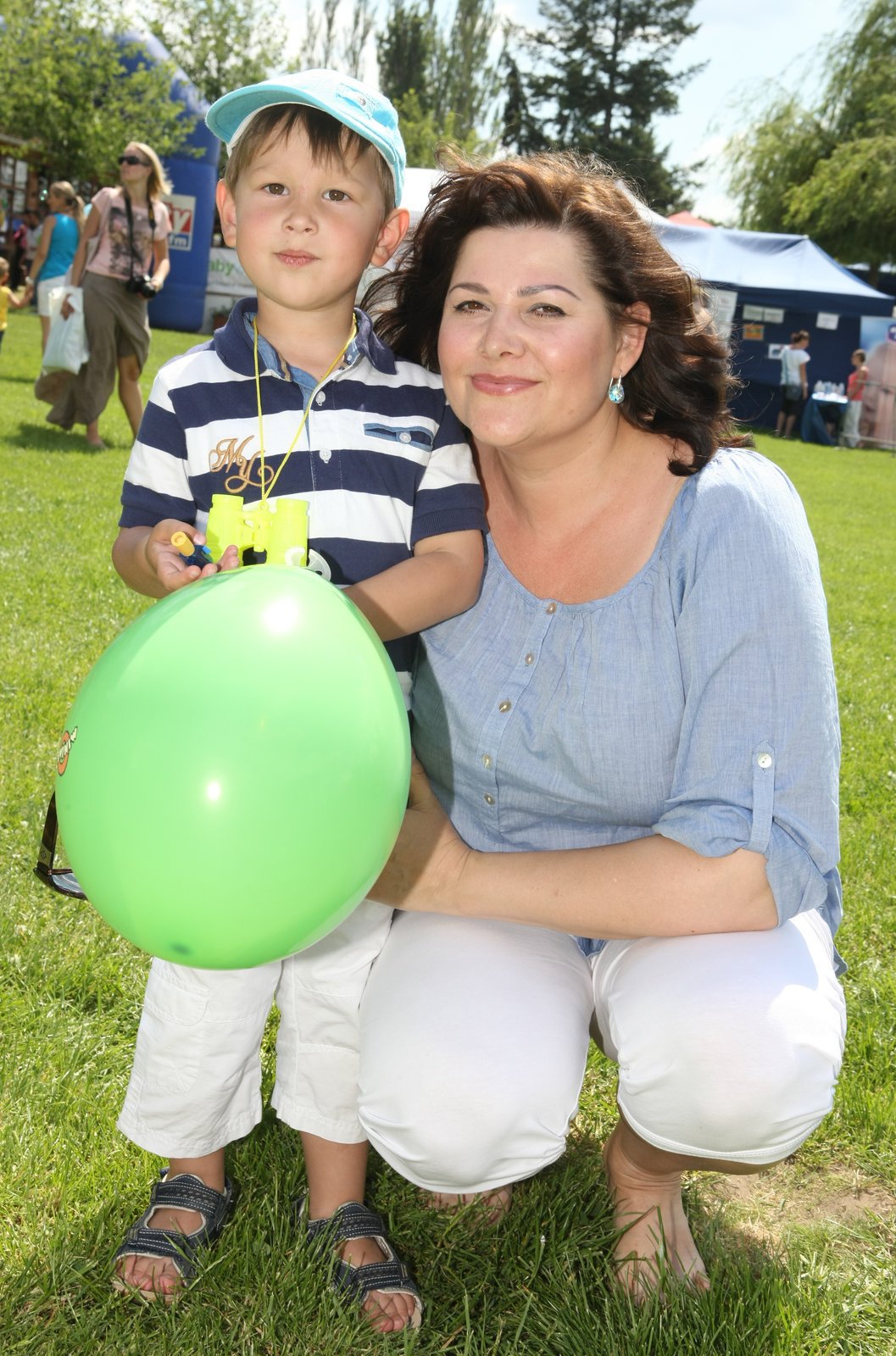 Csáková se synem, který si pyšně nesl balonek