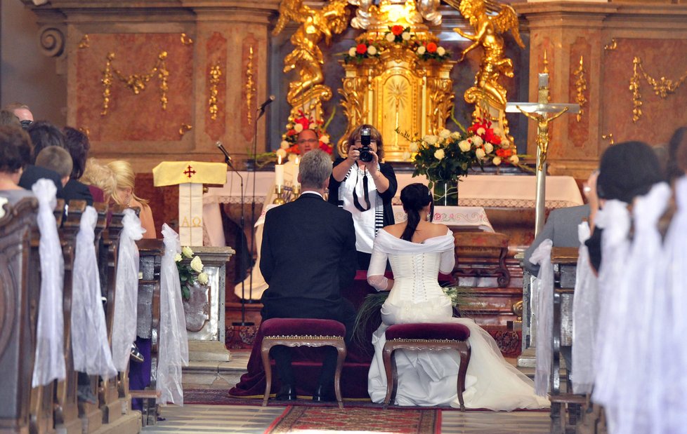 Ženich s nevěstou před oltářem