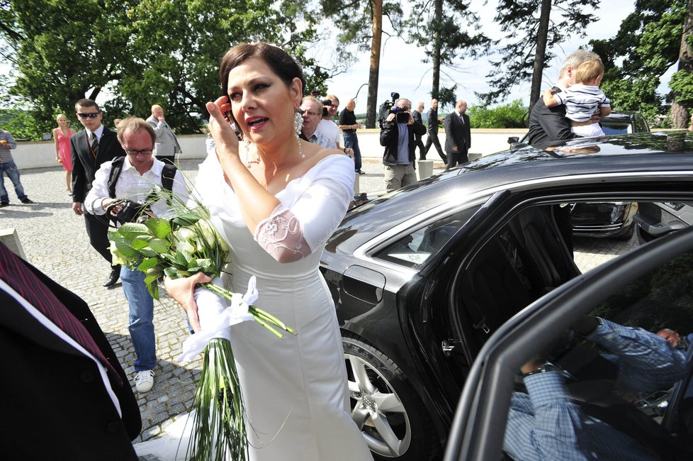 Šťastná novomanželka Ilona Csáková míří na hostinu do Brna
