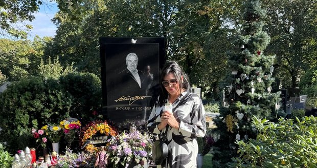Ilona Csáková u hrobu Karla Gotta