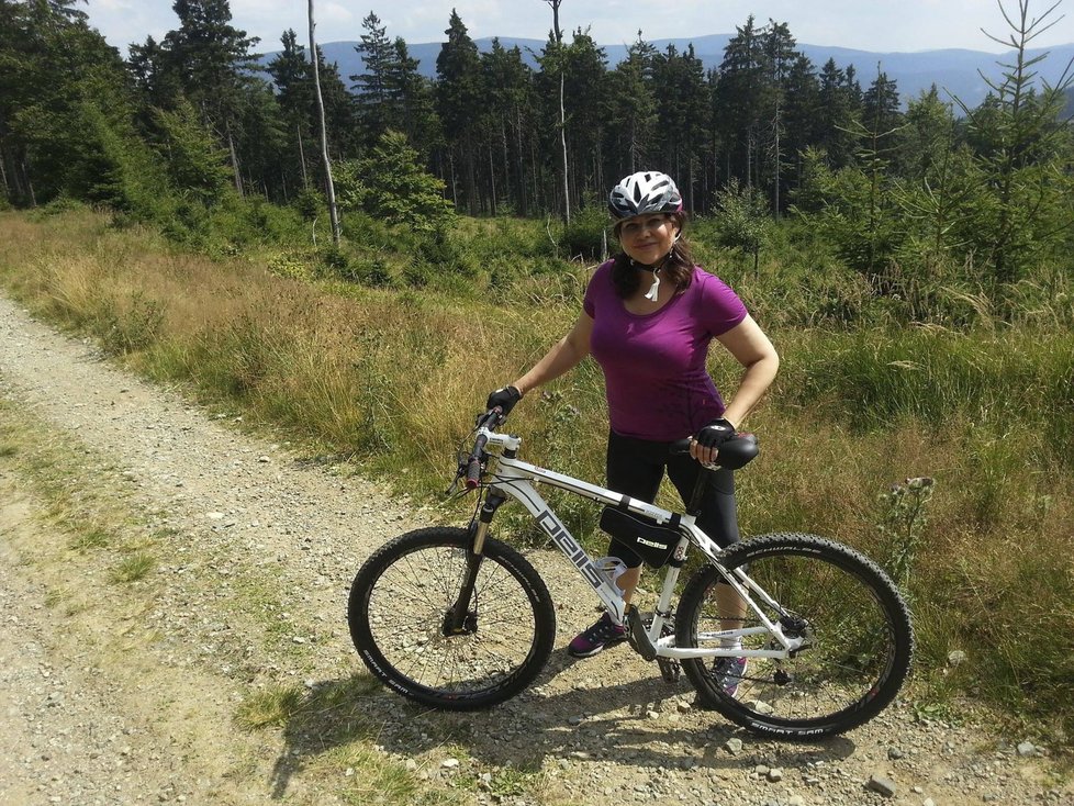 Ilona Csáková si užívá léto na kole.
