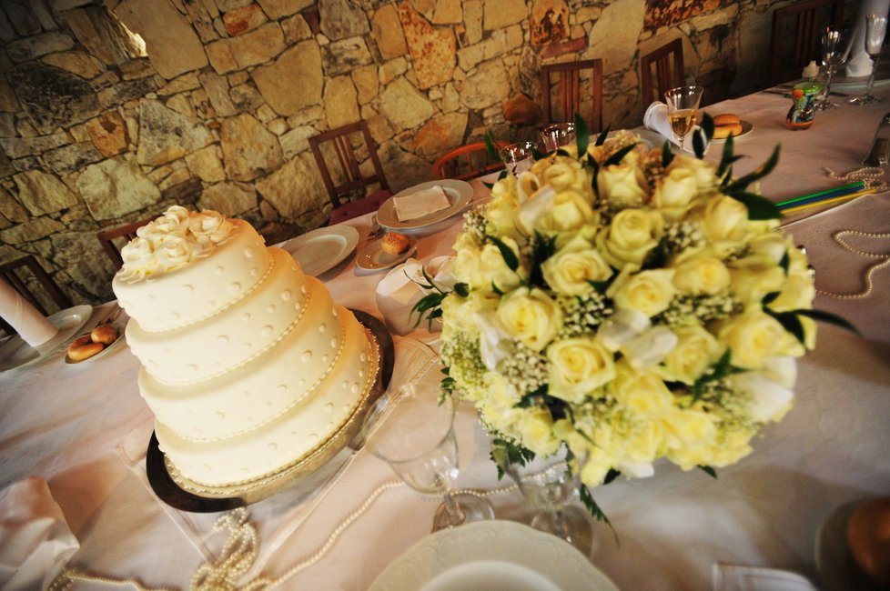 Svatební dort září na stole a je k nakousnutí