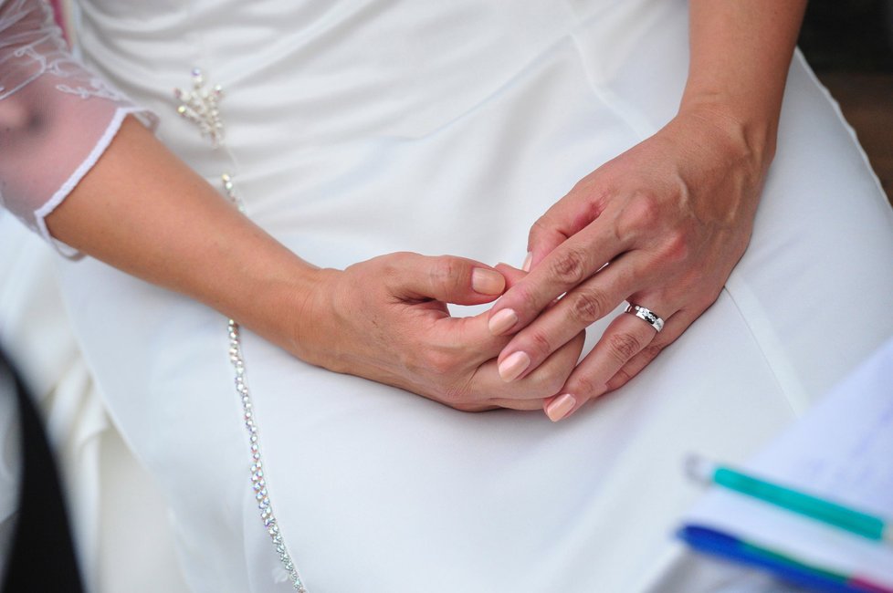 Prstýnek se na ruce novomanželky krásně blyští