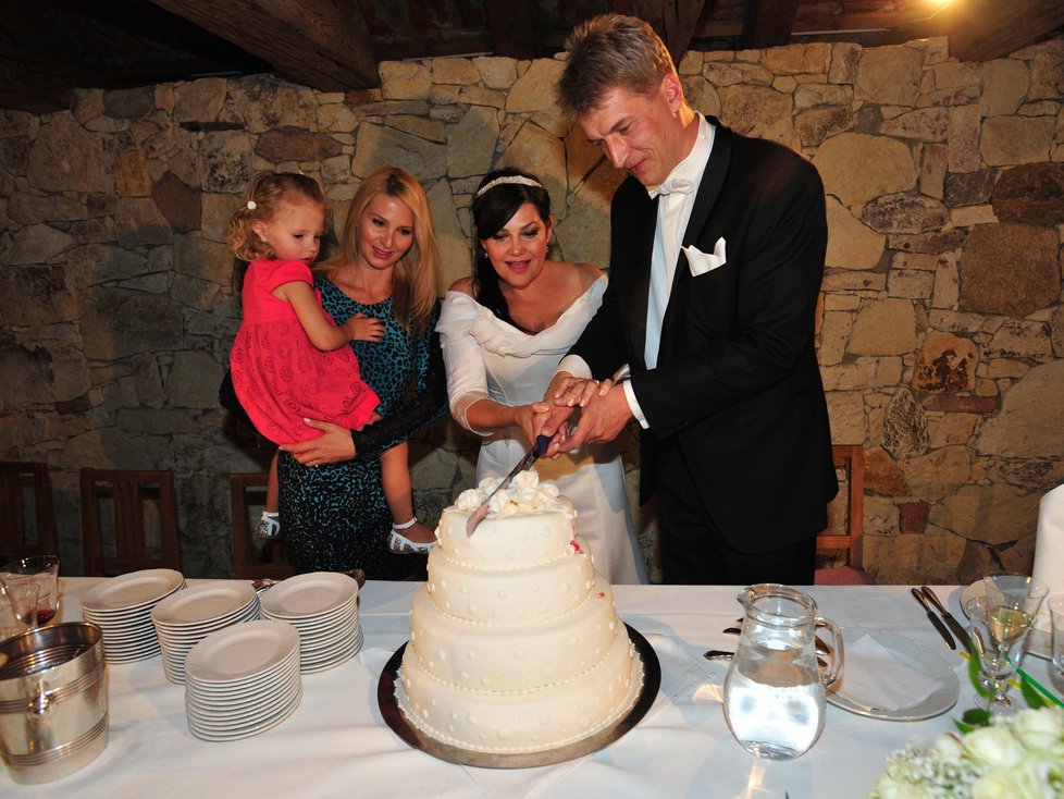 Rozkrojení svatebního dortu se ujal ženich