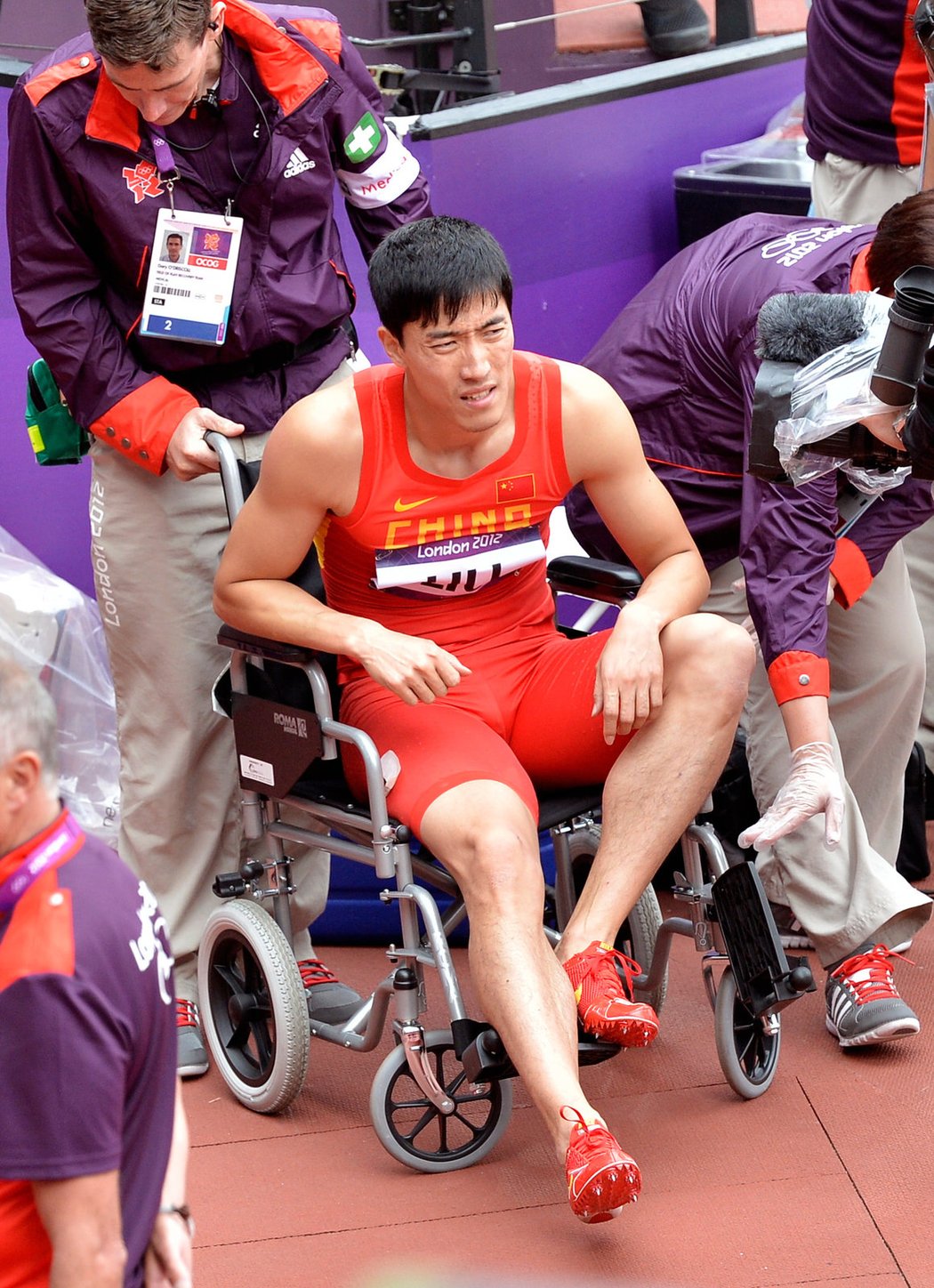 Čínský překážkář Liou Siang si v olympijském rozběhu přetrhl achillovku a skončil hned v prvním závodě