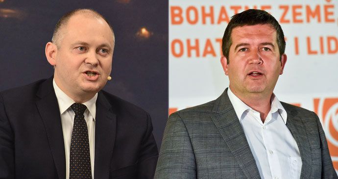 Michal Hašek i Jan Hamáček přesvědčují členy ČSSD, aby byli v referendu pro vládu s ANO