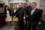 Místopředsedkyně ČSSD Lenka Teska Arnoštová (druhá zleva), místopředseda ČSSD pro hospodaření Martin Starec, ministr vnitra Milan Chovanec a ministr zahraničí Lubomír Zaorálek hovoří s novináři po jednání politického grémia ČSSD, které 6. dubna v Praze jednalo o postupu strany kvůli soudnímu rozhodnutí vyplatit 337 milionů korun advokátovi Zdeňku Altnerovi za jeho služby při zastupování ve sporu o Lidový dům.