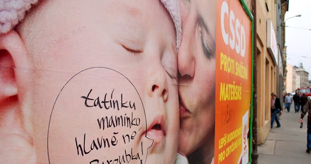 Dítě na upraveném billboardu sociální demokracie v Brně nabádá lidi, aby nevolili Paroubka.