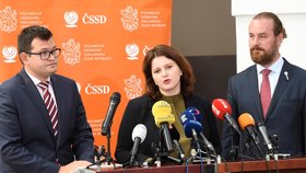 Členové ČSSD na tiskové konferenci k prvnímu dni setkání PS Jiří Chvojka, ministryně Jana Maláčová a Ondřej Veselý