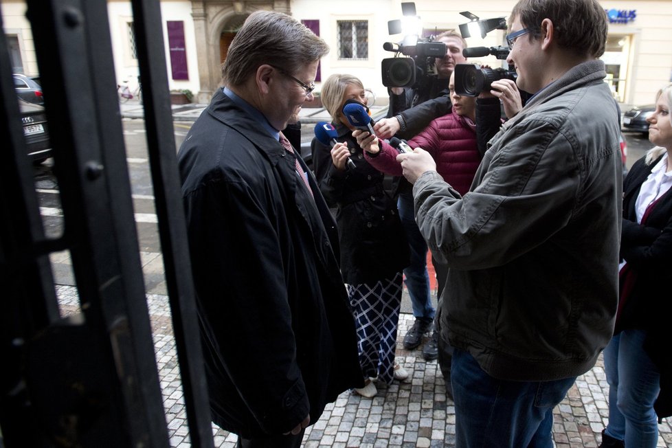 Zdeněk Škromach dává před jednáním grémia rozhovor novinářům.