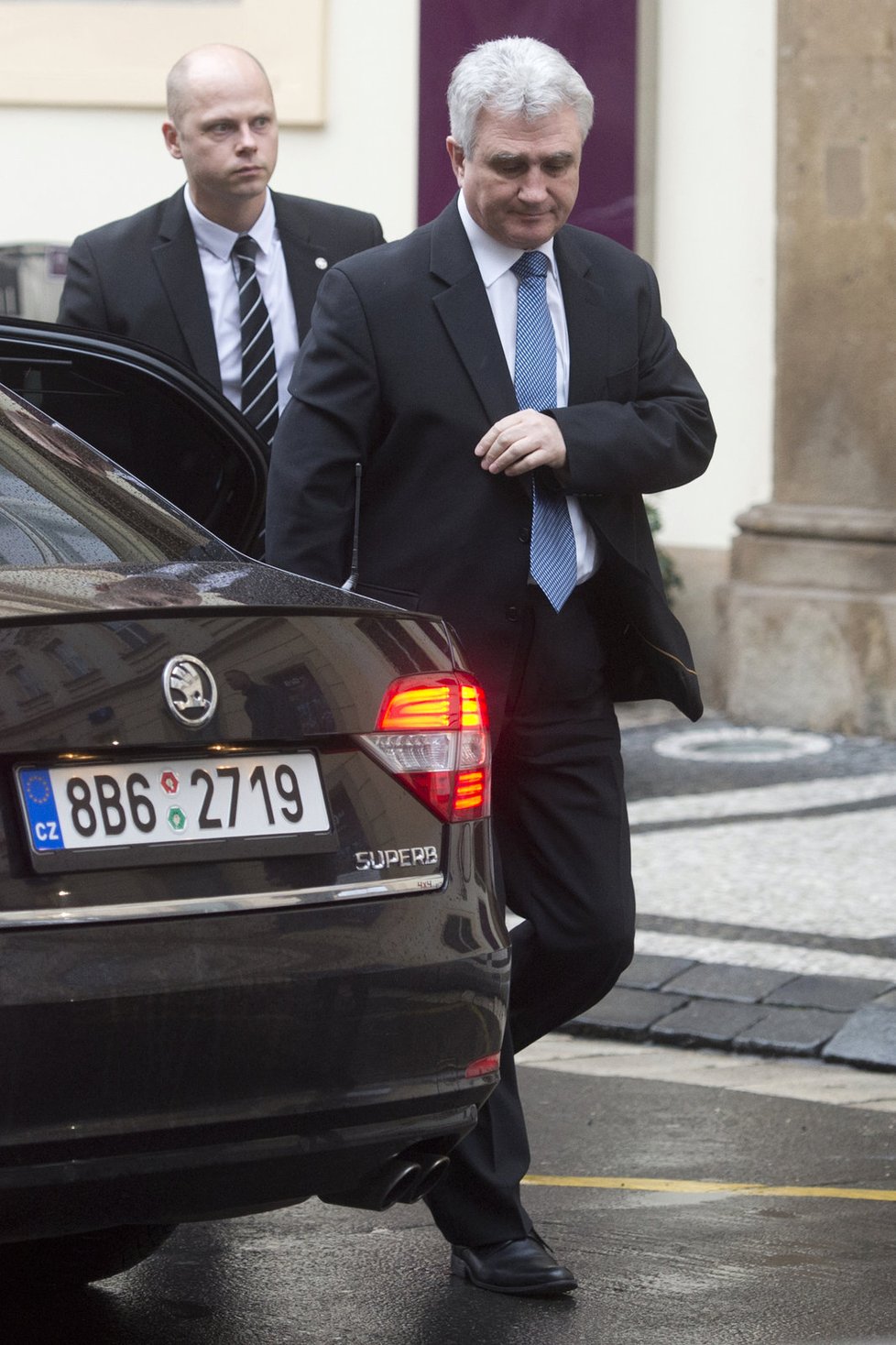 Předseda Senátu Milan Štěch přichází na ranní jednání grémia ČSSD.