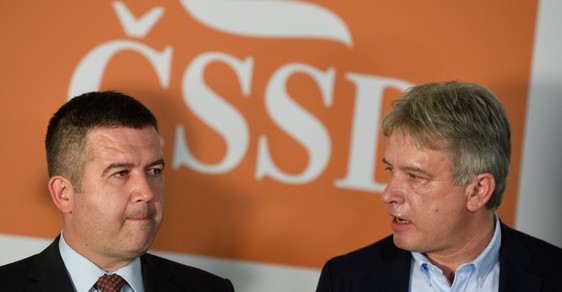 Předseda strany ČSSD Jan Hamáček a statutární místopředseda sociálních demokratů Roman Onderka během tiskové konference po jednání předsednictva ČSSD (15. 7. 2019)