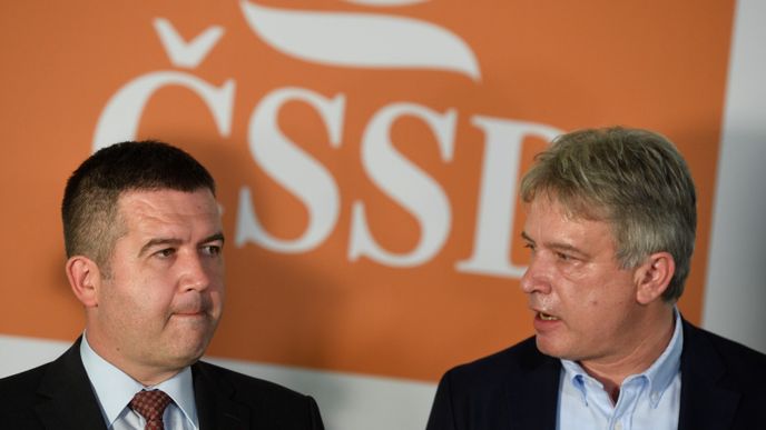 Předseda strany ČSSD Jan Hamáček a statutární místopředseda sociálních demokratů Roman Onderka během tiskové konference po jednání předsednictva ČSSD (15. 7. 2019)