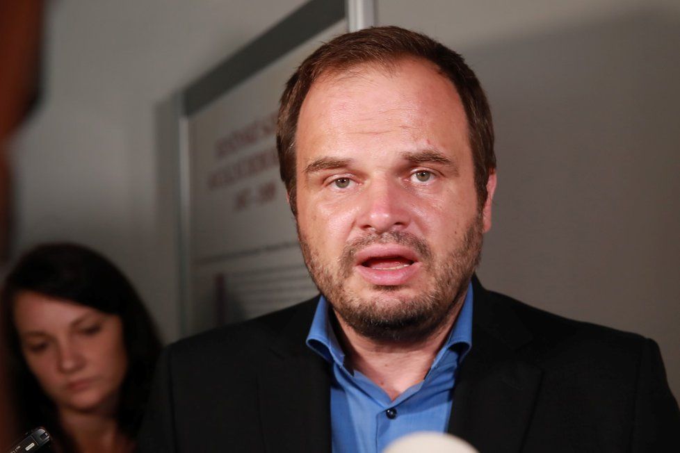 Již bývalý kandidát na post ministra kultury ČSSD Michal Šmarda odpovídá na otázky médií (15. 7. 2019)