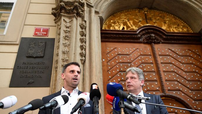 Zástupci ČSSD a hnutí ANO jednali v Praze o koaliční vládě. Na snímku Jiří Zimola (vlevo) a Roman Onderka (25. dubna 2018)