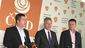 Ministr vnitra Jan Hamáček, Roman Onderka a Tomáš Petříček (všichni ČSSD) na tiskové konferenci ohledně hlasování o nedůvěře vlády