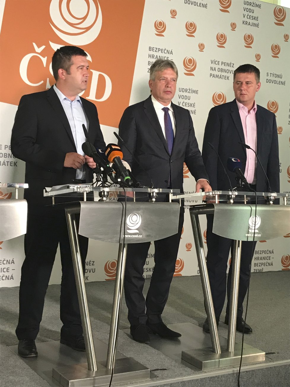 Ministr vnitra Jan Hamáček spolu s poslanci ČSSD na tiskové konferenci ohledně hlasování o nedůvěře vlády