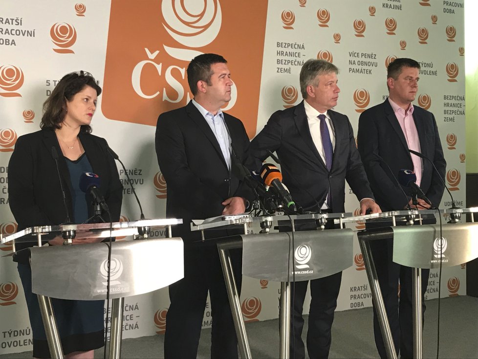 Jana Maláčová, Jan Hamáček, Roman Onderka a Tomáš Petříček (všichni ČSSD) na tiskové konferenci ohledně hlasování o nedůvěře vlády