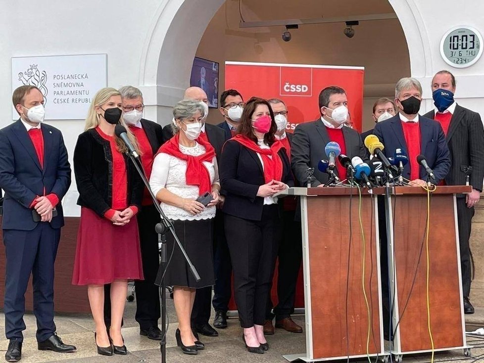 Jako symbol ústředního krizového štábu, který v době pandemie řídil šéf ČSSD a ministr vnitra Jana Hamáček si vzali sociální demokraté do sněmovny na začátku června červené oblečení
