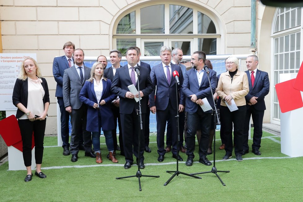Vedení ČSSD spolu s ministry a kandidáty do Evropského parlamentu zahájili kampaň k evropským volbám (23. 4. 2019)