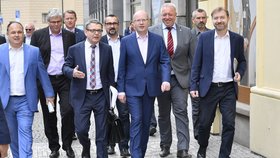 Členové vedení ČSSD při cestě z Lidového domu do Slovanského domu před zahájením konference - zleva (v popředí) Jan Birke, Miloslav Ludvík, Lubomír Zaorálek, Bohuslav Sobotka, Milan Chovanec a Roman Sklenák