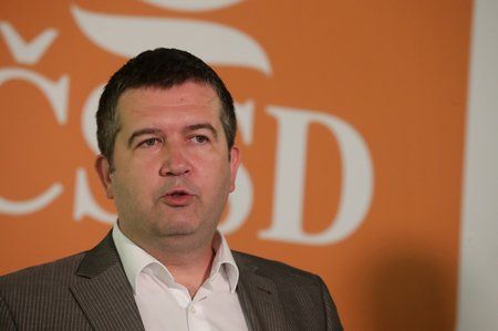 Předseda sociálních demokratů a ministr vnitra Jan Hamáček na jmenování Šmardy dosud trvá