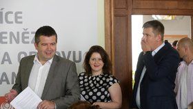 Předseda ČSSD Jan Hamáček, ministryně práce a sociálních věcí Jana Maláčová a ministr zahraničních věcí Tomáš Petříček přicházejí na konferenci věnovanou státnímu rozpočtu. ČSSD vyjádřilo s návrhem nesouhlas (31.7.2019)