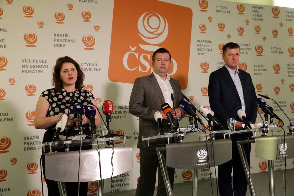 Jana Maláčová, Jan Hamáček a Tomáš Petříček (ČSSD) přednáší svůj názor na rozpočet pro rok 2020.