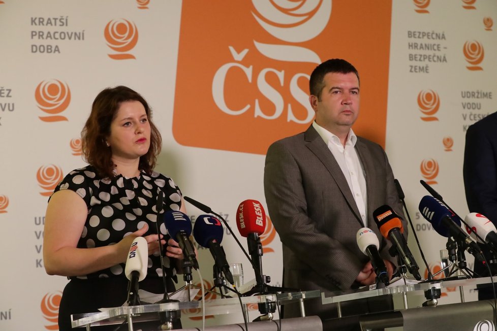 Ministryně práce a sociálních věcí Jana Maláčová a předseda ČSSD Jan Hamáček na tiskové konferenci ke státnímu rozpočtu pro rok 2020 (31. 7. 2019)