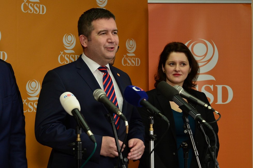 Jana Maláčová a Jan Hamáček na závěrečné tiskové konferenci ke sjezdu ČSSD. (2.3.2019)