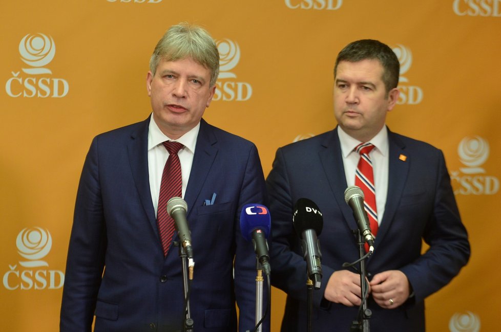 Jan Hamáček s Romanem Onderkou na tiskové konferenci během sjezdu ČSSD. (1.3.2019)