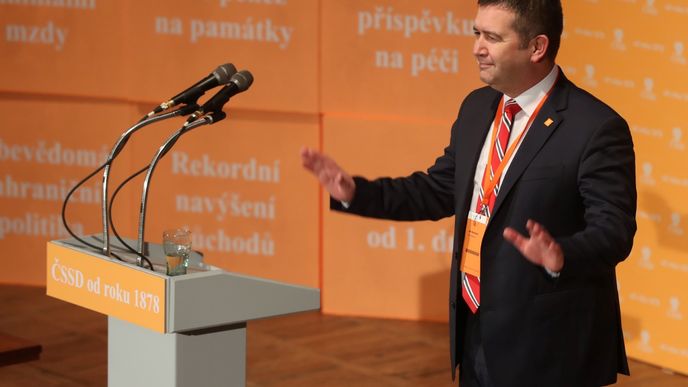 Jan Hamáček na 41. sjezdu ČSSD obhájil post předsedy strany.