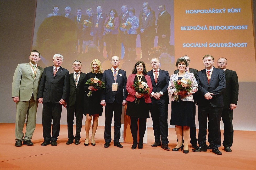 Sobotkova nová parta! Zleva: Jan Hamáček, Martin Starec, Lubomír Zaorálek (místopředsedové), Bohuslav Sobotka (předseda), Michaela Marksová Tominová (místopředsedkyně), Milan Chovanec (první místopředseda).