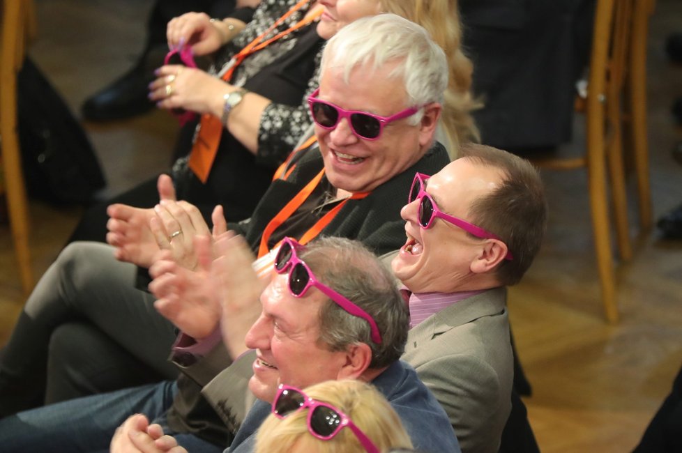 Růžové brýle na sjezdu ČSSD. Delegátům je rozdal Jiří Zimola, který jim chtěl ukázat, jak vidí ČSSD její vedení.