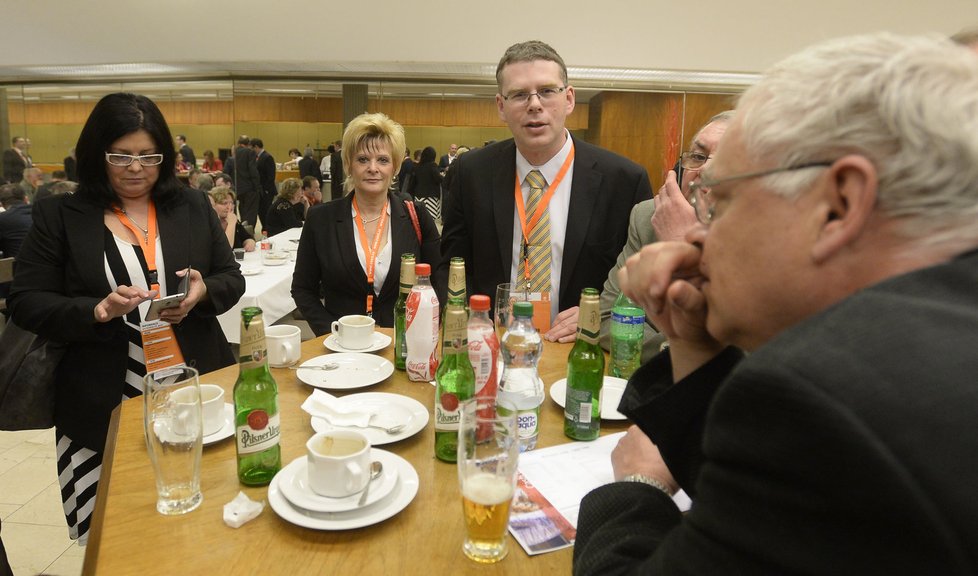 Sjezd ČSSD: Občerstvující se delegáti ČSSD. Nechybělo ani pivo.