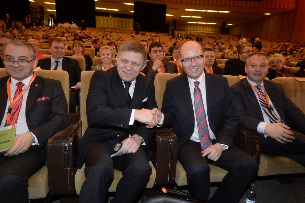 Sjezd ČSSD: Premiéři Sobotka a Fico v první řadě