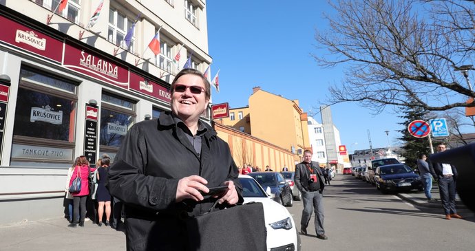 Zdeněk Škromach si na 40. sjezd sociálních demokratů přivezl dobrou náladu.