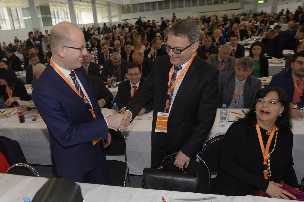 V Brně se koná 39. sjezd ČSSD. Mimo jiné rozhodne o osudu Bohuslava Sobotky jakožto předsedy strany. Na fotografii Bohuslav Sobotka a Lubomír Zaorálek