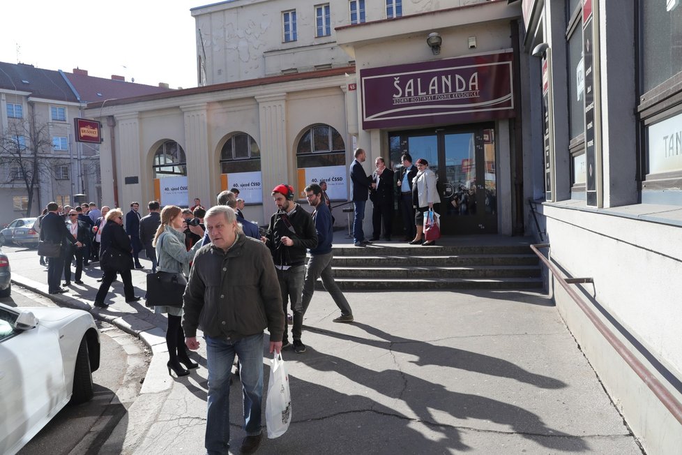 Příchod účastníků 40. sjezdu ČSSD do kulturního domu Střelnice v Hradci Králové